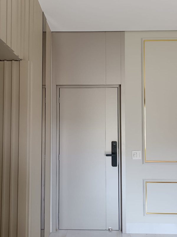 Porta de ACM champanhe com fechadura digital instalada pela Aluart