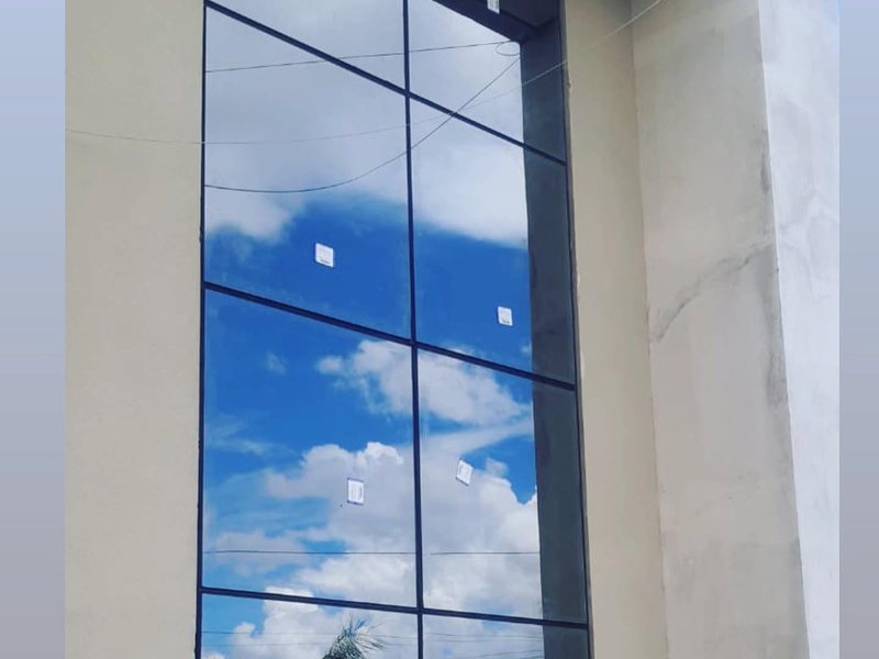 Fachada em pele de vidro executada pela Aluart