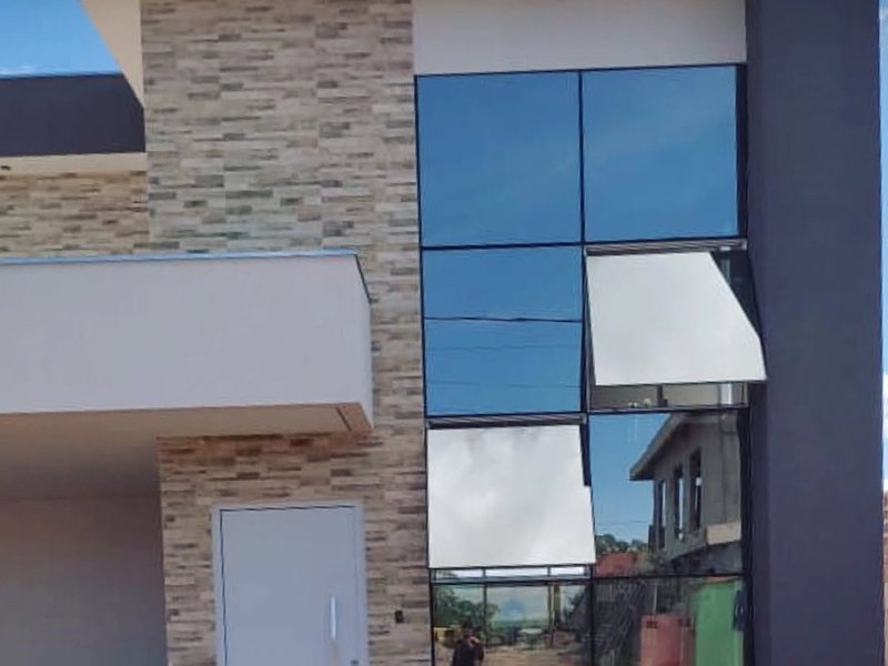 Fachada com maxim-ar e pele de vidro executada pela Aluart