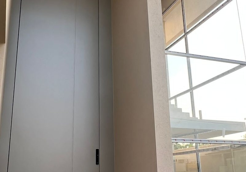 Porta de ACM grafite piso-teto instalada pela Aluart