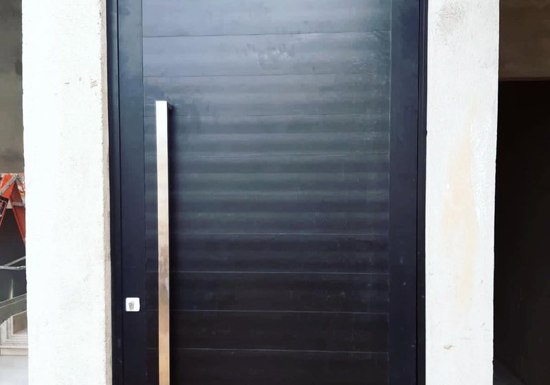 Porta pivotante em alumínio instalada pela Aluart